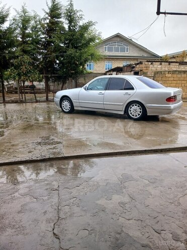 Mercedes E 220 2001, 420,000 km - 2.2 л - Saatlı