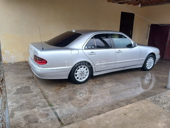 Mercedes E 220 2001, 420,000 km - 2.2 л - Saatlı