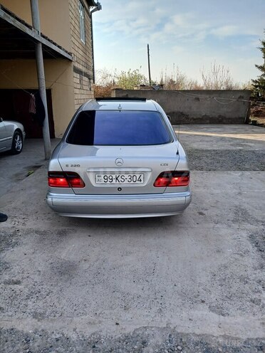 Mercedes E 220 2001, 420,000 km - 2.2 л - Saatlı