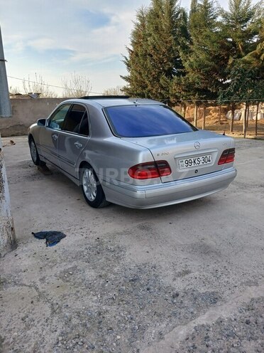 Mercedes E 220 2001, 420,000 km - 2.2 л - Saatlı