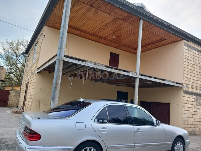 Mercedes E 220 2001, 420,000 km - 2.2 л - Saatlı