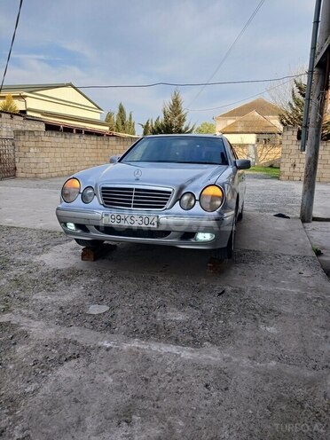 Mercedes E 220 2001, 420,000 km - 2.2 л - Saatlı