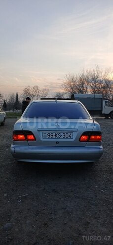 Mercedes E 220 2001, 420,000 km - 2.2 л - Saatlı