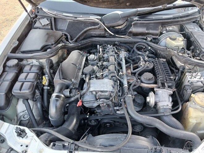 Mercedes E 220 2001, 420,000 km - 2.2 л - Saatlı