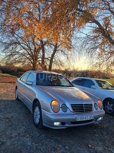 Mercedes E 220 2001, 420,000 km - 2.2 л - Saatlı