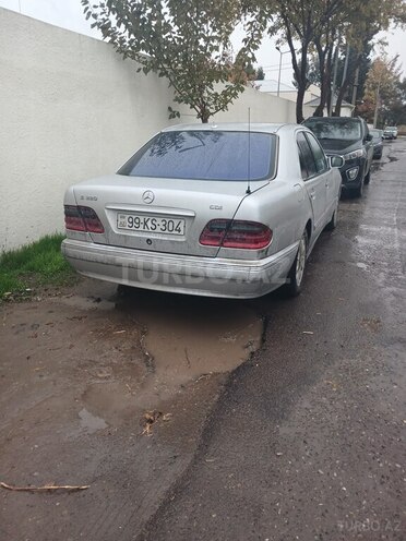 Mercedes E 220 2001, 420,000 km - 2.2 л - Saatlı