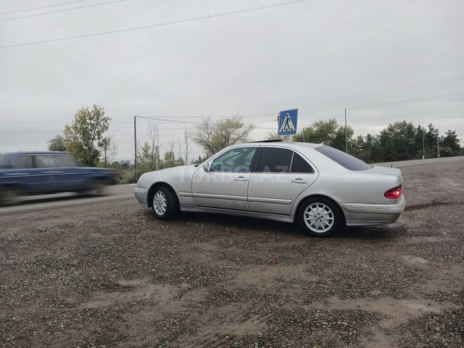 Mercedes E 220 2001, 420,000 km - 2.2 л - Saatlı