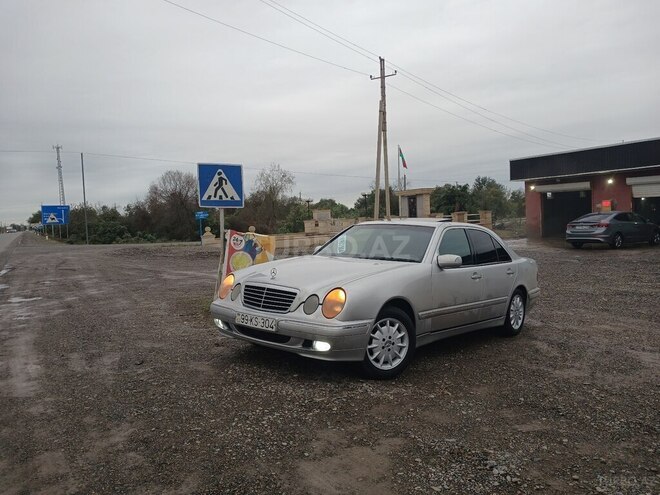 Mercedes E 220 2001, 420,000 km - 2.2 л - Saatlı