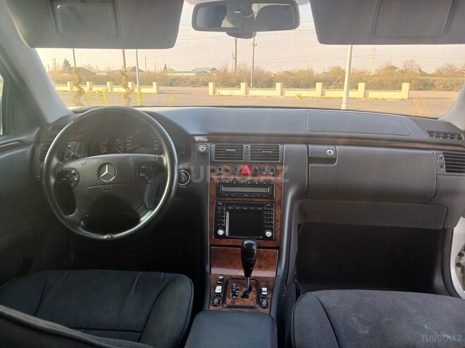 Mercedes E 220 2001, 420,000 km - 2.2 л - Saatlı