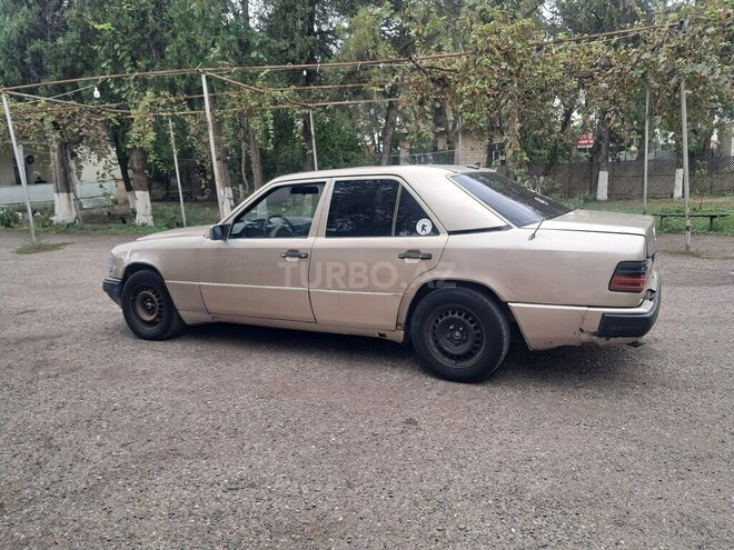 Mercedes  1989, 38,200 km - 2.0 l - Qazax