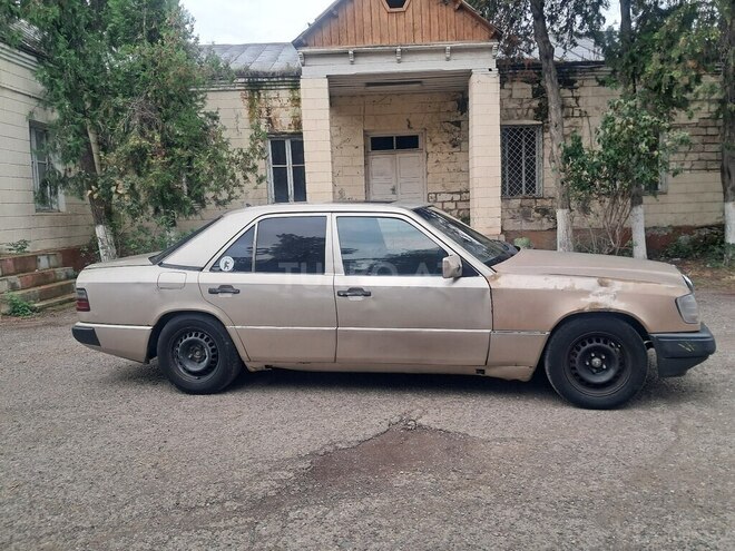 Mercedes  1989, 38,200 km - 2.0 l - Qazax
