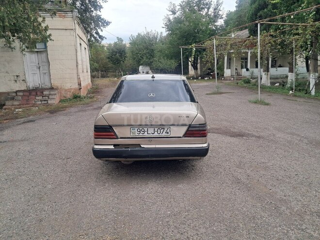 Mercedes  1989, 38,200 km - 2.0 l - Qazax