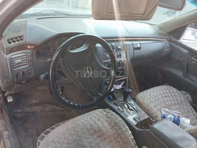 Mercedes E 220 1998, 132,417 km - 2.2 l - Bakı