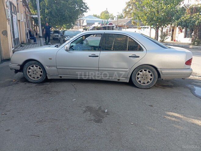 Mercedes E 220 1998, 132,417 km - 2.2 l - Bakı