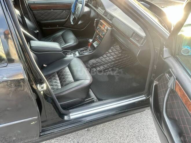 Mercedes E 220 1995, 235,652 km - 2.2 l - Quba