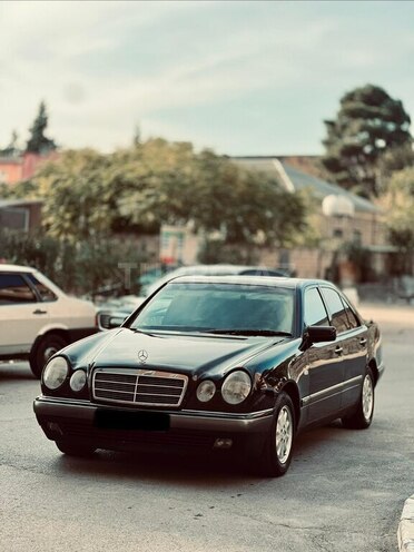 Mercedes E 240 1997, 330,000 km - 2.4 l - Quba