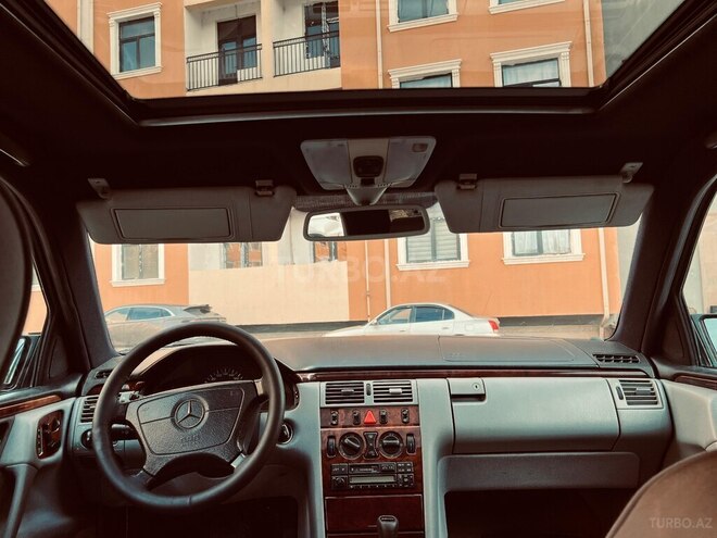 Mercedes E 240 1997, 330,000 km - 2.4 l - Quba