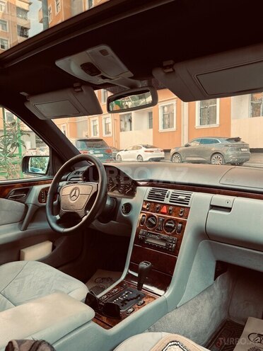 Mercedes E 240 1997, 330,000 km - 2.4 l - Quba