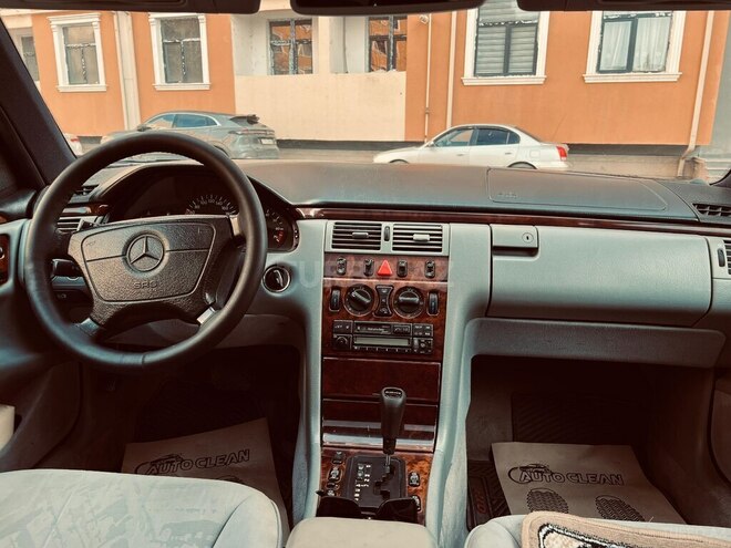 Mercedes E 240 1997, 330,000 km - 2.4 l - Quba