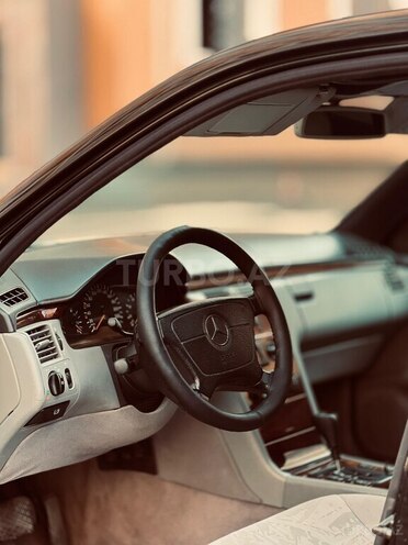 Mercedes E 240 1997, 330,000 km - 2.4 l - Quba