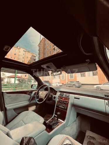 Mercedes E 240 1997, 330,000 km - 2.4 l - Quba