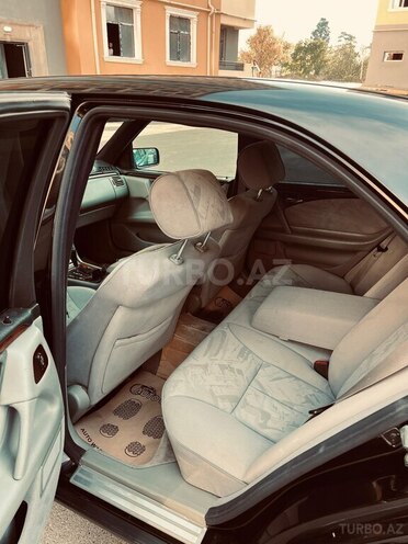 Mercedes E 240 1997, 330,000 km - 2.4 l - Quba