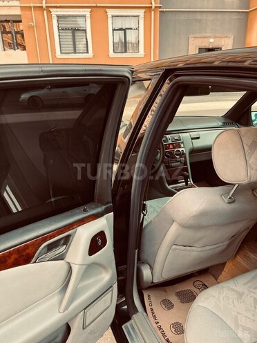 Mercedes E 240 1997, 330,000 km - 2.4 l - Quba