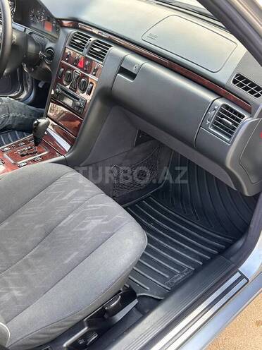Mercedes E 220 2001, 550,000 km - 2.2 l - Bakı