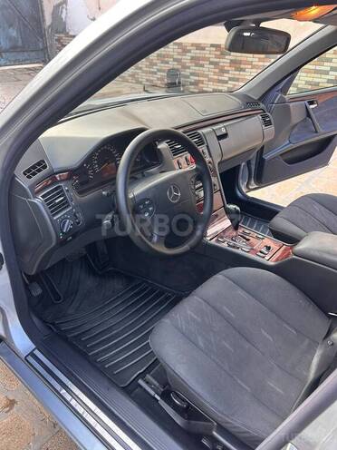 Mercedes E 220 2001, 550,000 km - 2.2 l - Bakı