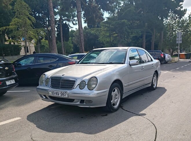 Mercedes E 220 2000, 300,000 km - 2.2 l - Bakı
