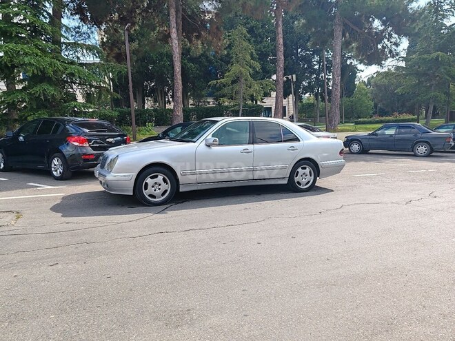 Mercedes E 220 2000, 300,000 km - 2.2 l - Bakı