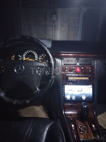 Mercedes E 240 2001, 385,000 km - 2.4 л - Ucar