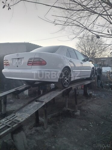 Mercedes E 240 2001, 385,000 km - 2.4 л - Ucar