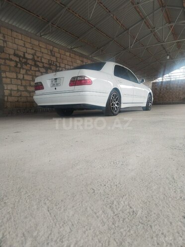 Mercedes E 240 2001, 385,000 km - 2.4 л - Ucar