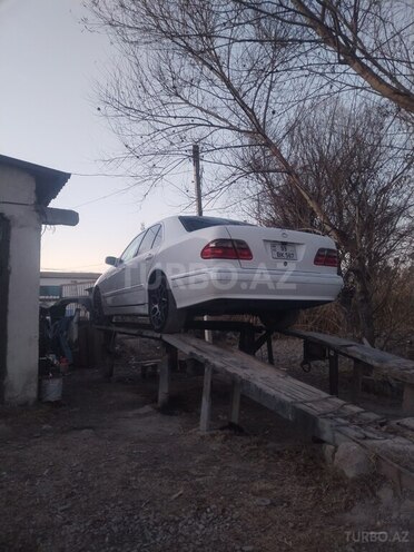 Mercedes E 240 2001, 385,000 km - 2.4 л - Ucar