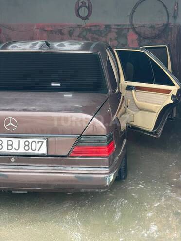 Mercedes 220 E 1993, 235,644 km - 2.2 l - Bakı