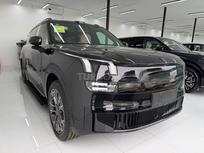 Lynk & Co 900