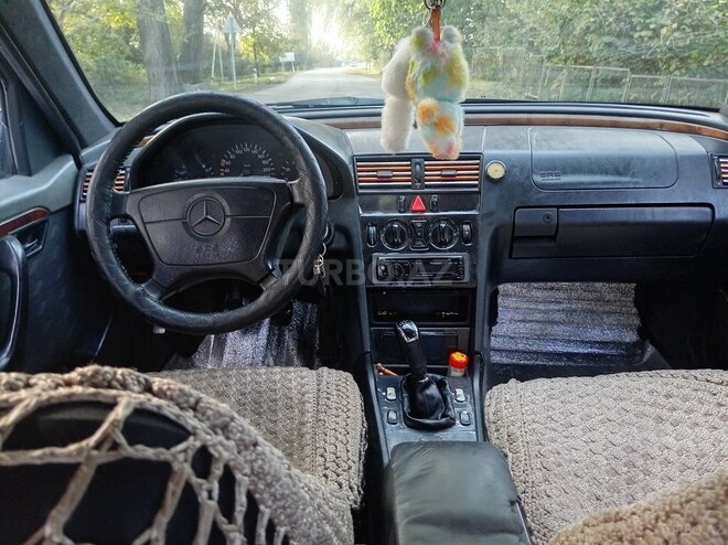 Mercedes C 200 1995, 606,585 km - 2.0 l - Qax