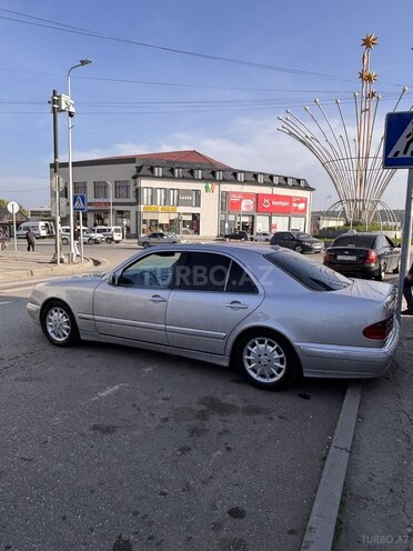 Mercedes E 270 1999, 399,500 km - 2.7 l - Qusar