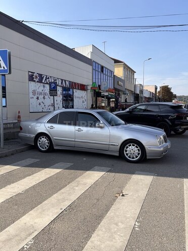 Mercedes E 270 1999, 399,500 km - 2.7 l - Qusar