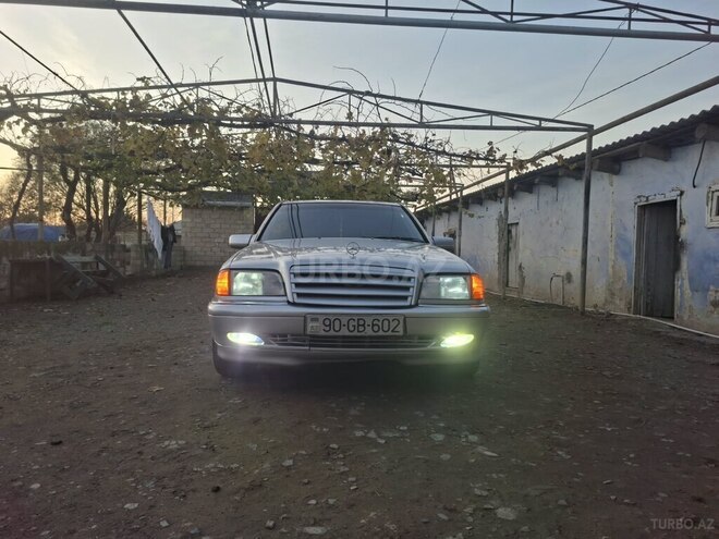 Mercedes 200 E 1995, 252,520 km - 2.0 l - Salyan