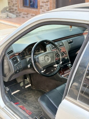 Mercedes E 220 1998, 308,000 km - 2.2 l - Sumqayıt
