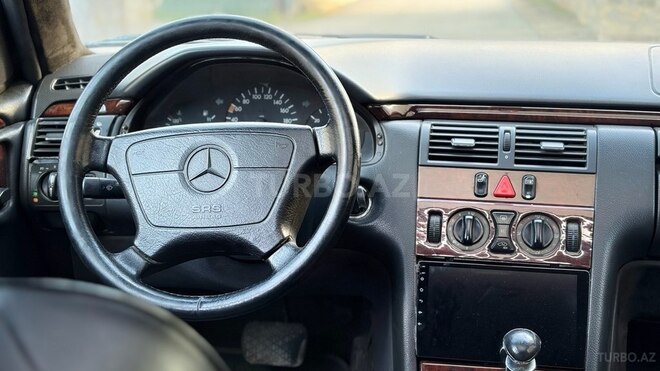 Mercedes E 220 1998, 308,000 km - 2.2 l - Sumqayıt