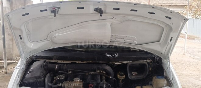 Mercedes  2000, 526,134 km - 2.1 l - Salyan