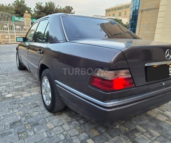 Mercedes E 220 1995, 416,500 km - 2.2 l - Bakı