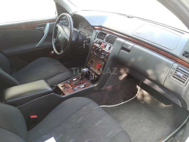 Mercedes E 220 2000, 425,000 km - 2.2 l - Bakı