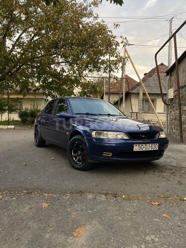 Opel Vectra 1996, 357,772 km - 1.6 l - Qax