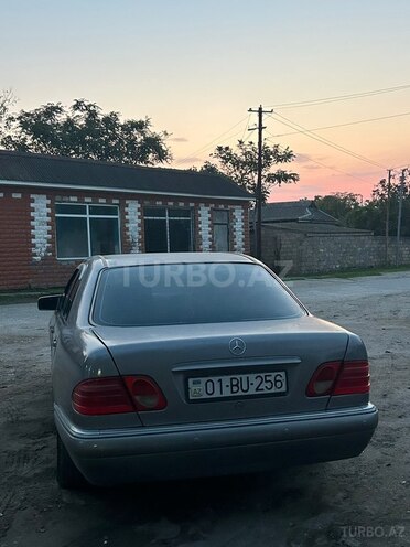 Mercedes E 230 1995, 100,010 km - 2.3 л - Salyan