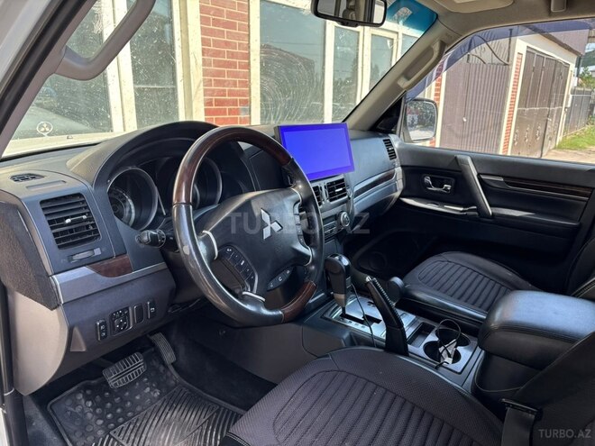 Mitsubishi Pajero 2010, 243,000 km - 3.5 l - Qusar