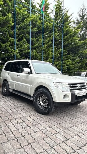 Mitsubishi Pajero 2010, 243,000 km - 3.5 l - Qusar